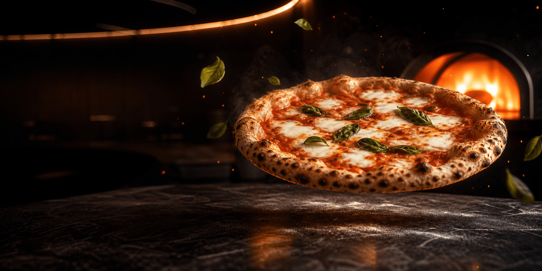 Frisch gebackene Margherita vor einem glühenden Steinofen